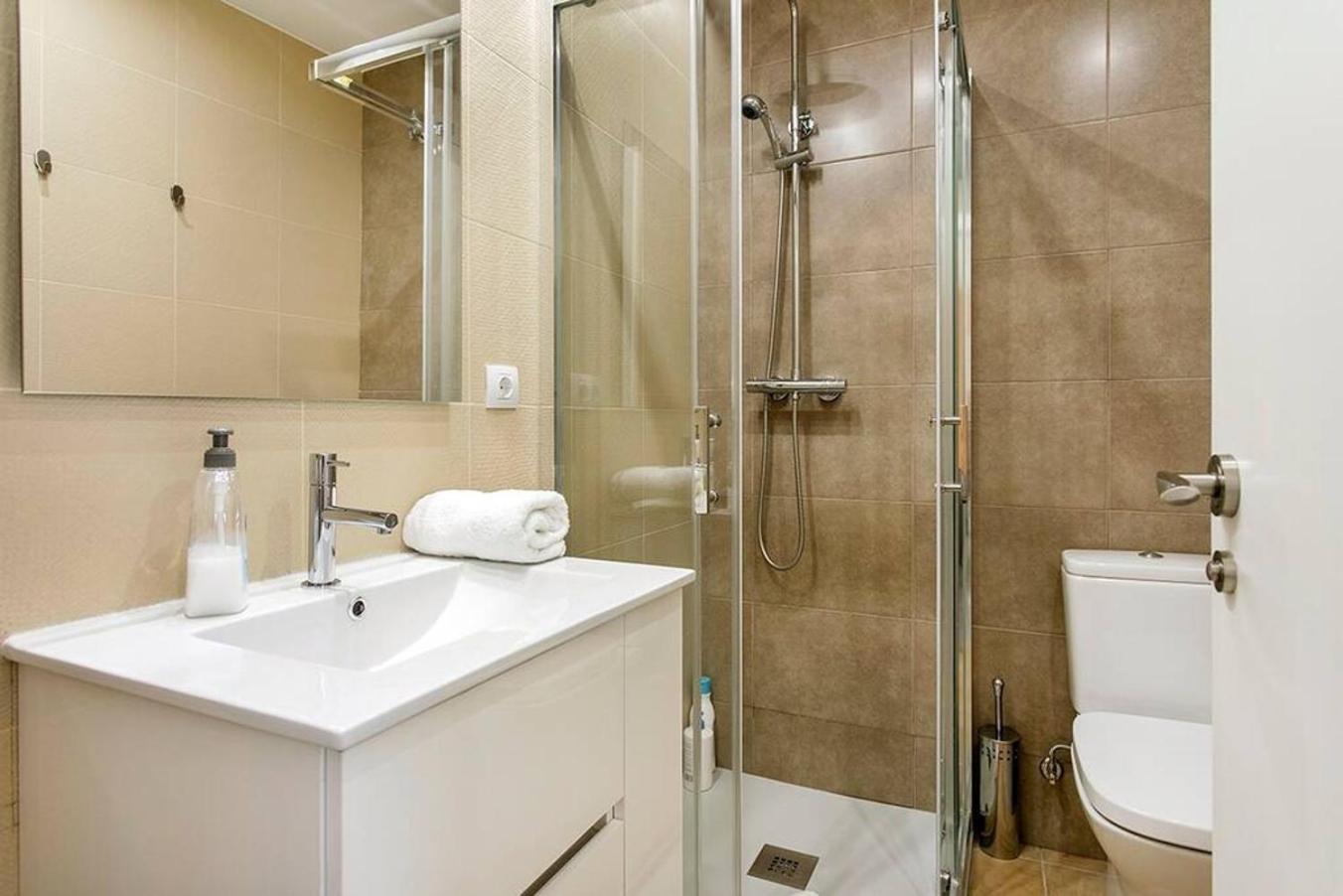 Cozy&New With Terrace Appartement L'Hospitalet de Llobregat Buitenkant foto
