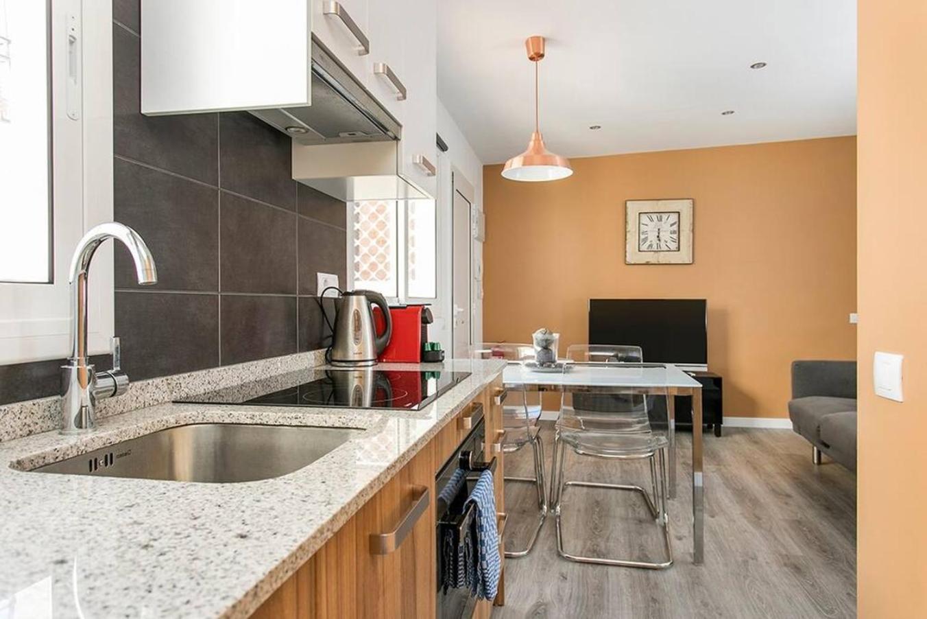 Cozy&New With Terrace Appartement L'Hospitalet de Llobregat Buitenkant foto