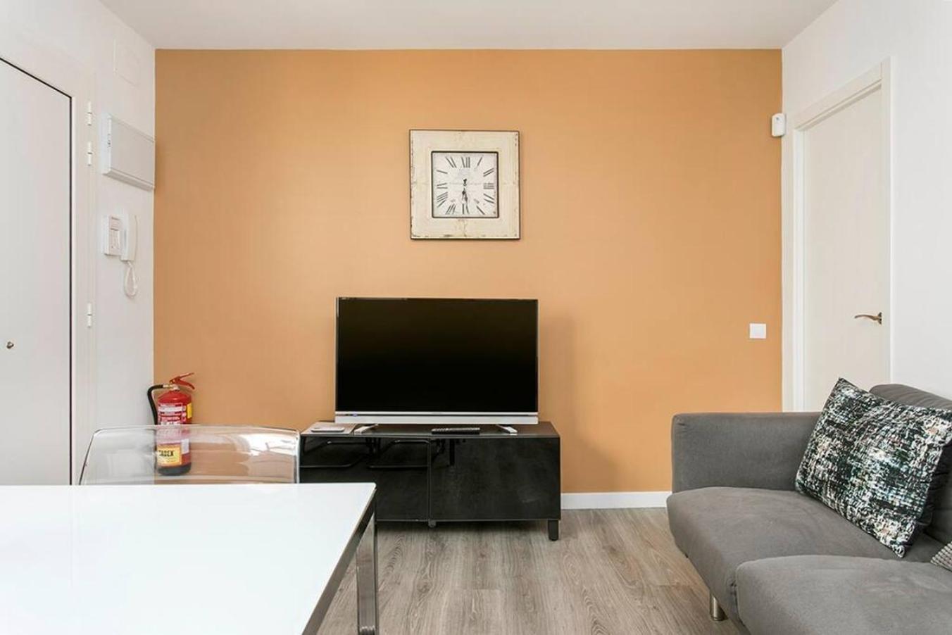 Cozy&New With Terrace Appartement L'Hospitalet de Llobregat Buitenkant foto